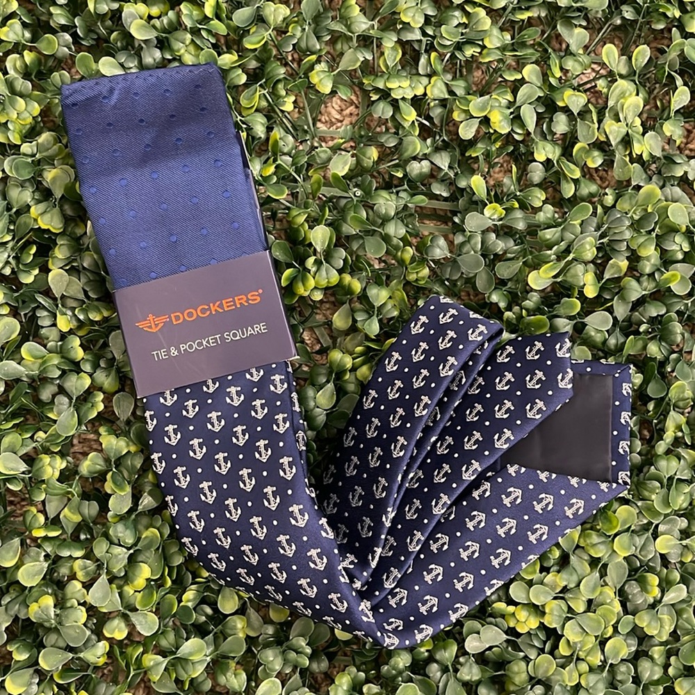 DOCKERS & POCKET SQUARE OS - Picture 1 of 7